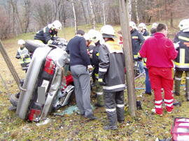 29PKW Unfall A12, KM 92, PKW über Böschung, Lenkerin eingeklemmt, Personenbefreiung