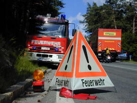 Klein-LKW droht im Bremsweg umzustürzen, B177, KM 4,3, Bergung