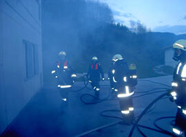 Brandhausübung in der LFS Tirol/2003-04-16 Brandhaus LFS-5