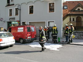 Defektes Fahrzeug am Dorfplatz