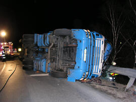 LKW Unfall, Sattelzug umgestürzt, L13, KM 0,5, Bergungsarbeiten