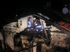 Wohnhausbrand Mühlgasse 18, Dachstuhl, Balkon und Fasade