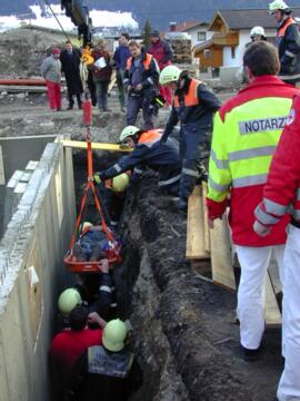 Hilfeleistung für Rotes Kreuz Zirl, Bergung eines Verletzten aus einer Baugrube