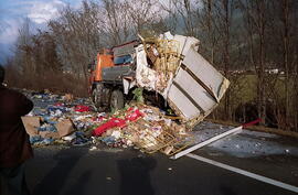 LKW Unfall A12, KM 96, auf LKW aufgefahren, Aufräumarbeiten