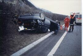 PKW Unfall, A12, KM 84, gegen Mittelleitschiene, Aufräumungsarbeit, Ölbindemittel,