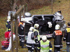PKW Unfall A12, KM 92, PKW über Böschung, Lenkerin eingeklemmt, Personenbefreiung