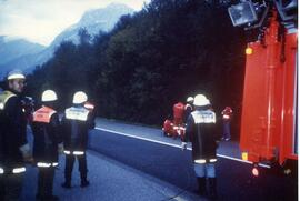 LKW Unfall, A12, KM 99, über Böschung gestürzt, Bergung, auch FF Telfs