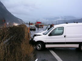 PKW Unfall A12, KM 86,5, 4 beteiligte Auto, 1 Person in Notlage