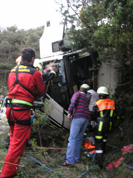 LKW Unfall B177, KM 4,2, Sattelzug umgestürzt, Fahrer eingeklemmt