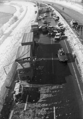 Massenkarambolage auf Autobahn A12 bei Jenbach, Bergungsarbeit