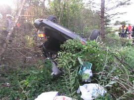 PKW Unfall A12, KM 97,5, Auto mit 5 Insassen über die Böschung, Bergungsarbeiten