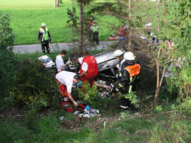 PKW Unfall A12, KM 97,5, Auto mit 5 Insassen über die Böschung, Bergungsarbeiten