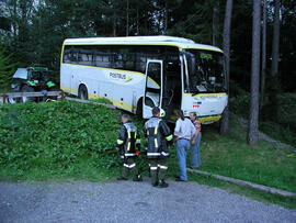 Postbus in Krankenhaus Hochzirl von Straße abgekommen