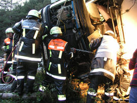 LKW Unfall B177, KM 4,2, Sattelzug umgestürzt, Fahrer eingeklemmt