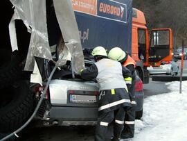 LKW Unfall am Zirlerberg, B177, KM 2,6, Anhänger mit Autoreifen umgestürzt, Ladung verloren, 2 PK...