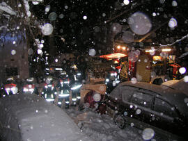 Wohnungsbrand in der Rußhütte, Küche im 2. Stock, 1 Personen über Stiegenhaus, 1 über die DL gere...