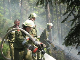 Waldbrand in Hochzirl oberhalb Mittenwaldbahn, Bahnkilometer 13,9