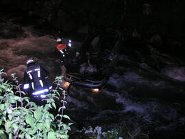 PKW Unfall L13, KM 5, Auto in Melach gestürzt, Bergung