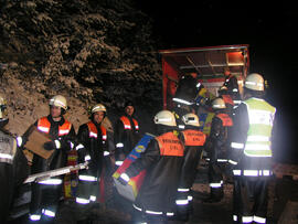 LKW Unfall, B177, KM 4,4, Hänger umgestürzt, umladen und Abtransport des Ladegutes