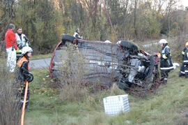 PKW Unfall A12, KM 89, Auto über Böschung, Bergung