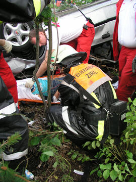 PKW Unfall A12, KM 97,5, Auto mit 5 Insassen über die Böschung, Bergungsarbeiten