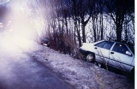 Glatteis auf A12, KM 95-98, mehrere PKW und Klein-LKW zusammengestoßen, über Böschung gestürzt