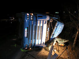 LKW Unfall, Sattelzug umgestürzt, L13, KM 0,5, Bergungsarbeiten