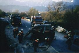 Traktorunfall B177 Kreuzung L11, Bergung von Traktor und Anhänger