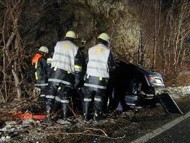 PKW Unfall, B177, KM 1,6, gegen Felswand geschleudert, Bergung, Fahrer geflüchtet