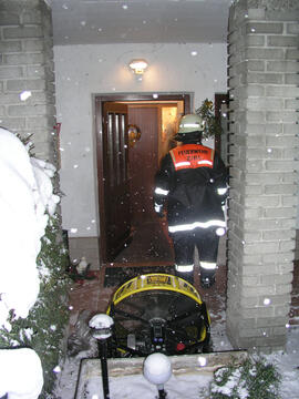 Wohnungsbrand in der Rußhütte, Küche im 2. Stock, 1 Personen über Stiegenhaus, 1 über die DL gere...