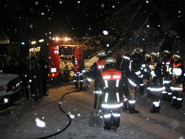 Wohnungsbrand in der Rußhütte, Küche im 2. Stock, 1 Personen über Stiegenhaus, 1 über die DL gere...