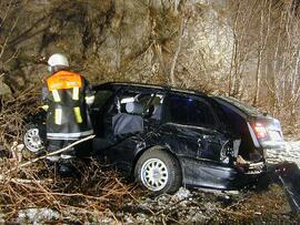 20PKW Unfall, B177, KM 1,6, gegen Felswand geschleudert, Bergung, Fahrer geflüchtet