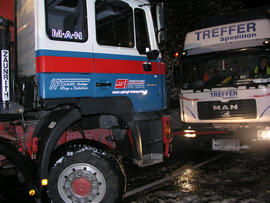 LKW Unfall, B177, KM 4,4, Hänger umgestürzt, umladen und Abtransport des Ladegutes