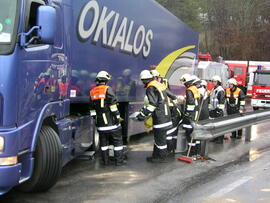LKW Unfall B177, KM 2,4, LKW in der Steigung hängen geblieben, Fahrbahn mit Diesel verunreinigt
