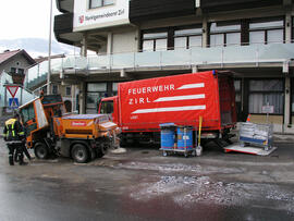 Ölspur in der Bühelstraße, Fragensteinweg, Defekt des Hydraulikschlauches des Streuwagens der Gem...