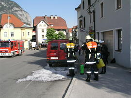 Defektes Fahrzeug am Dorfplatz