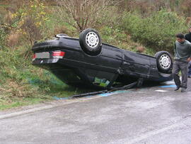 PKW Unfall, B171, KM 87,6, PKW geschleudert, am Dach liegen geblieben, 2 Verletzte