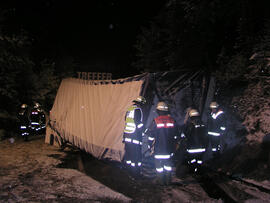 LKW Unfall, B177, KM 4,4, Hänger umgestürzt, umladen und Abtransport des Ladegutes