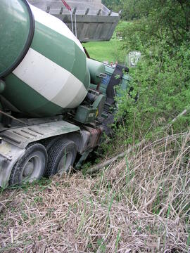 LKW Unfall, Bergung eines Mischwagens, L11, KM 14, beim Überfahren der Brücke eingebrochen