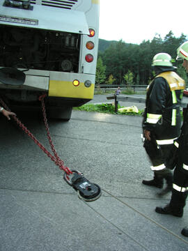 Postbus in Krankenhaus Hochzirl von Straße abgekommen