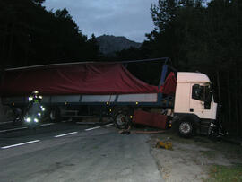 LKW Unfall B177, KM 4,2, Sattelzug umgestürzt, Fahrer eingeklemmt