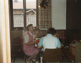 Ehrung von Hella Kaufmann und Trude Huter  1987 10 00 hella,trude-001