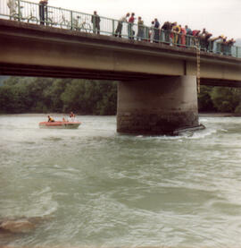Schlauchboot bergen bei Zirler Innbrücke