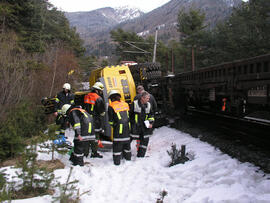 Bagger stürzt neben Geleise der Mittenwaldbahn