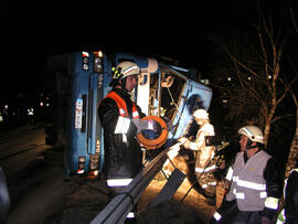 LKW Unfall, Sattelzug umgestürzt, L13, KM 0,5, Bergungsarbeiten