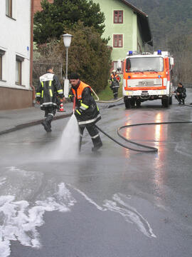 Ölspur in der Bühelstraße, Fragensteinweg, Defekt des Hydraulikschlauches des Streuwagens der Gem...