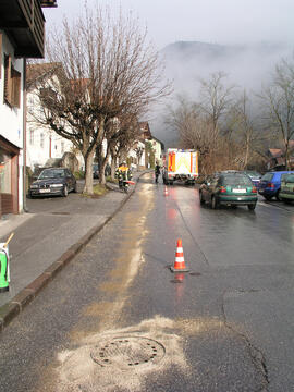 Ölspur in der Bühelstraße, Fragensteinweg, Defekt des Hydraulikschlauches des Streuwagens der Gem...