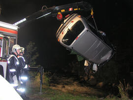 PKW Unfall L13, KM 5, Auto in Melach gestürzt, Bergung