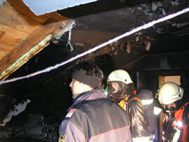 Wohnungsbrand in der Rußhütte, Küche im 2. Stock, 1 Personen über Stiegenhaus, 1 über die DL gere...