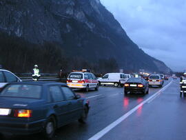 PKW Unfall A12, KM 86,5, 4 beteiligte Auto, 1 Person in Notlage